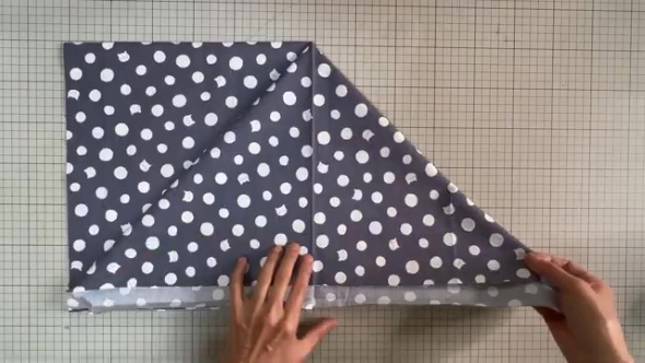 布を折り紙のように折る