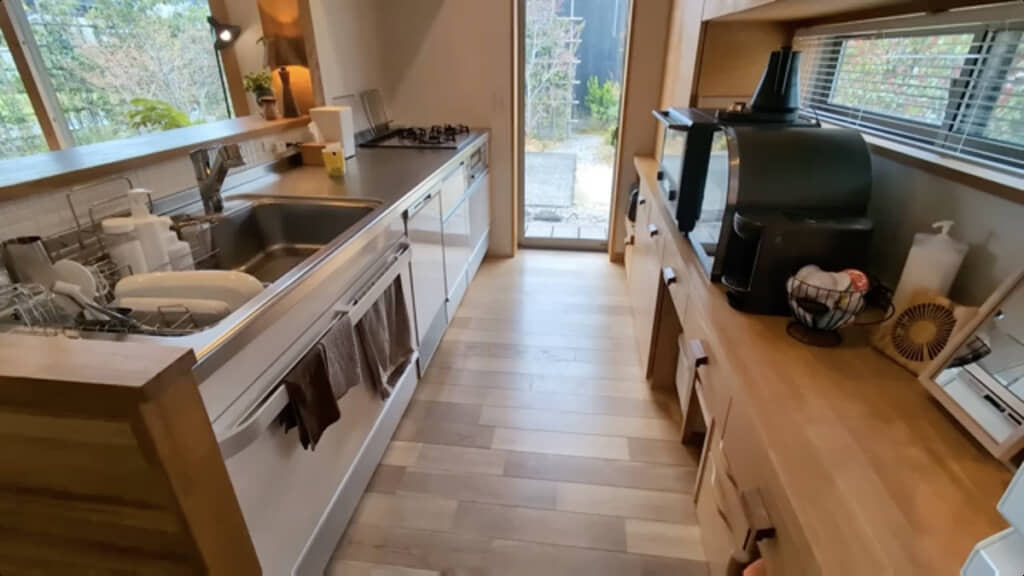 リビングになじむウッドデザインのカウンターキッチン