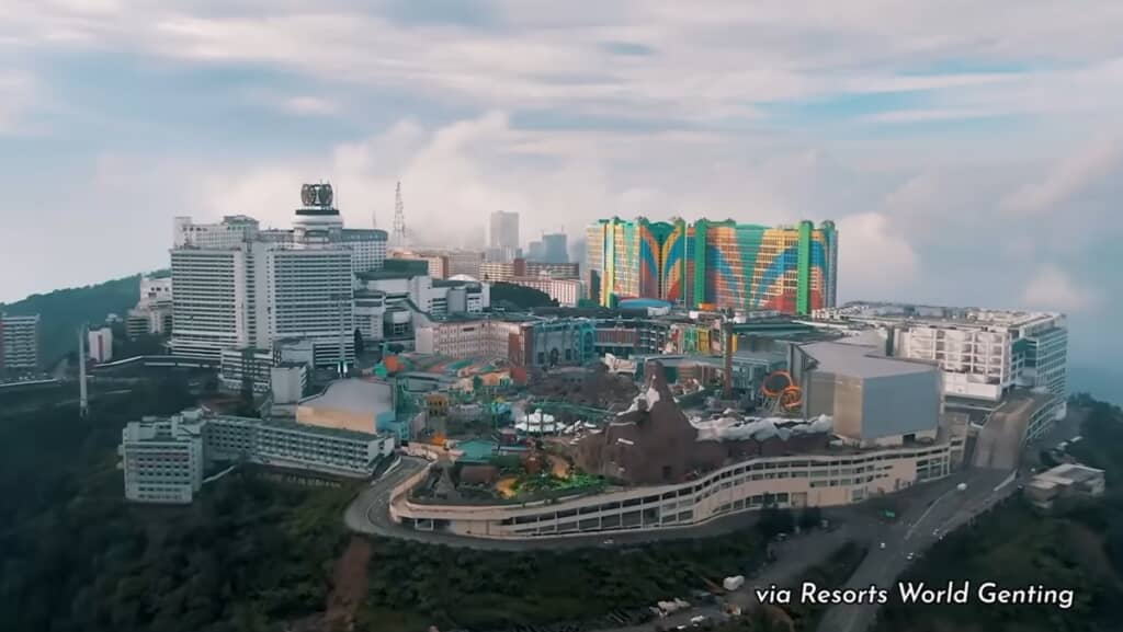 「ゲンティンハイランド」。カラフルな建物がお目当てのホテル