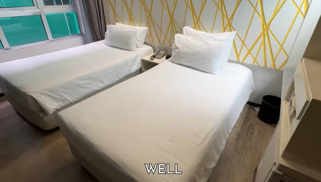 ホテルの部屋は……