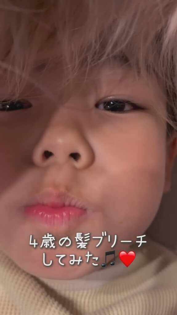 金髪に見える男の子