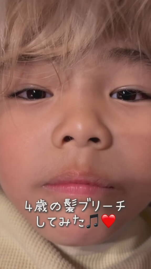 金髪に見える男の子