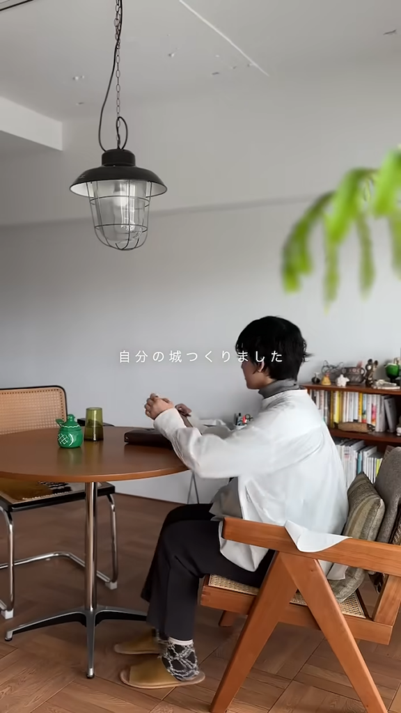 インテリアは木目調の家具で統一されており、シンプルながらもオシャレ