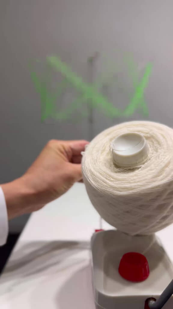 かせくり器と玉巻き器で毛糸玉に