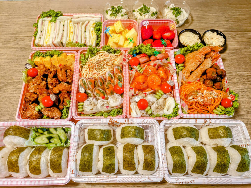 たくさんのおにぎりに、色とりどりのおかず。見るだけで幸せそうなお弁当