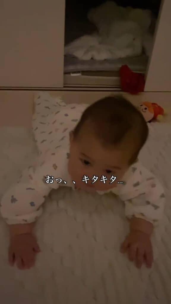 ふたたびハイハイしてママのもとへ