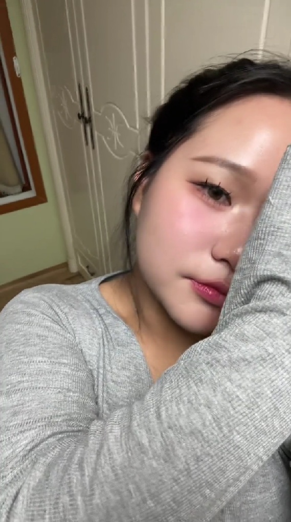 半分化粧をした女性