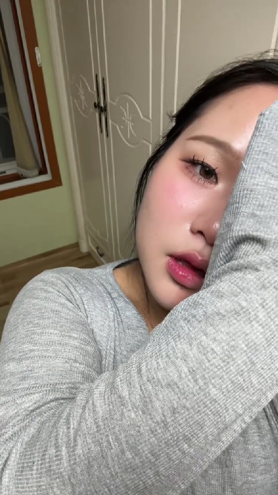 半分化粧をした女性