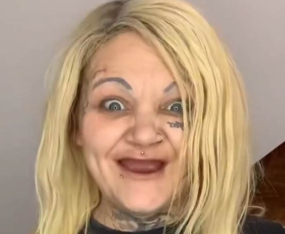 超ロックな女性が豪快にメイクしていくと……「なんてこった！」「信じられない」　印象ガラリの大変身が420万再生【海外】（1/3） | ねとらぼ