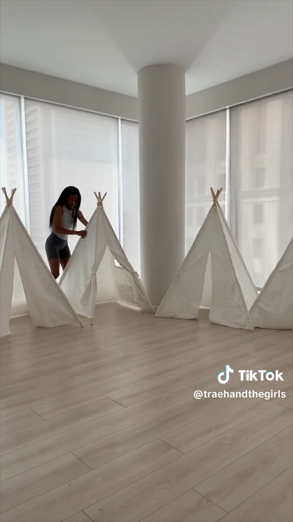 ティピーテントを設置するママ