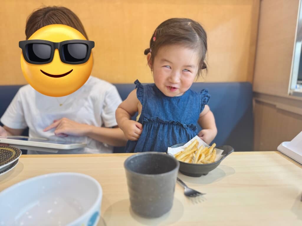 腰に手をあてて白目剥いてる！