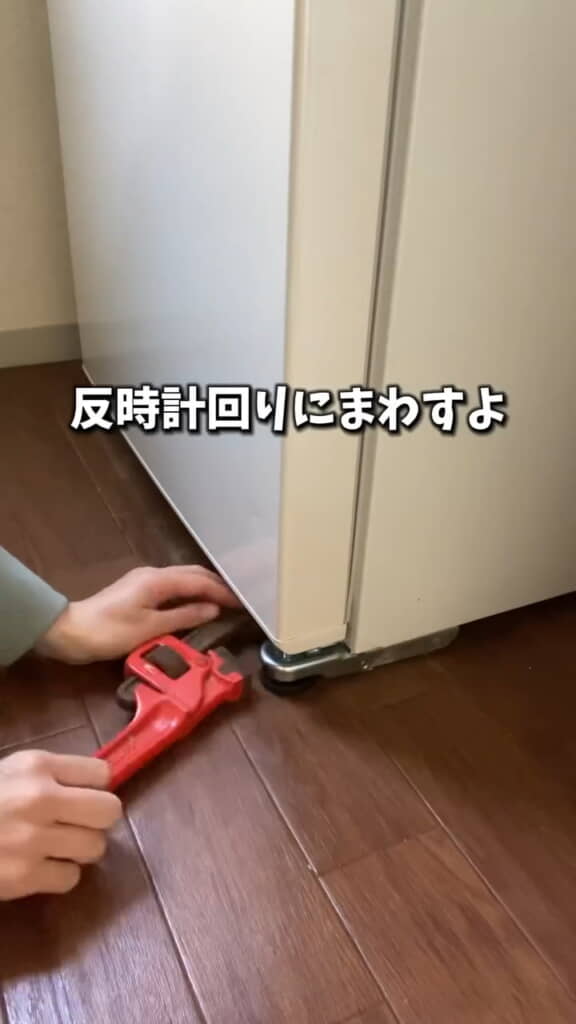 特大レンチで調整脚のネジを回す