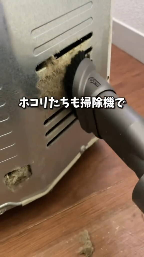 冷蔵庫裏の吸気口のホコリを掃除機でキレイに
