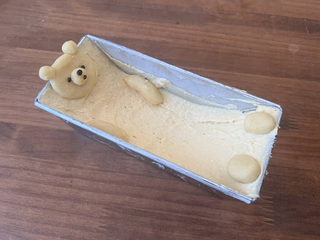 焼く前は“ハラペコ”のくま
