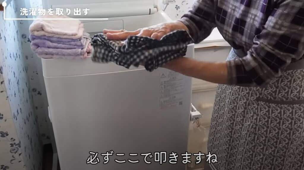 洗濯物を軽くたたんでたたきます