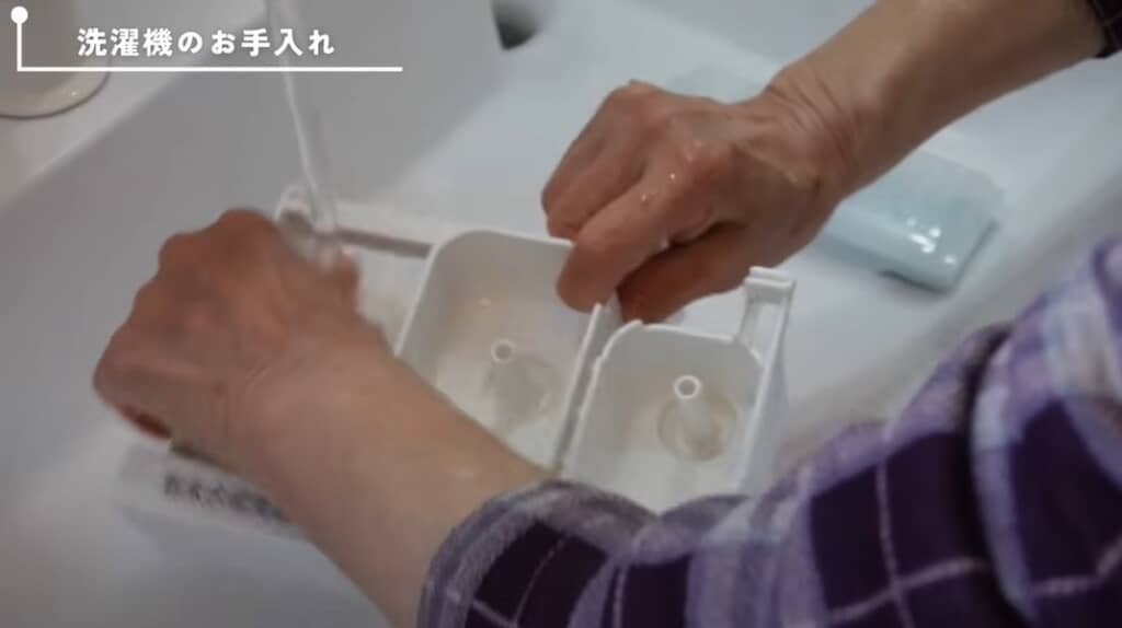 洗剤入れを洗います