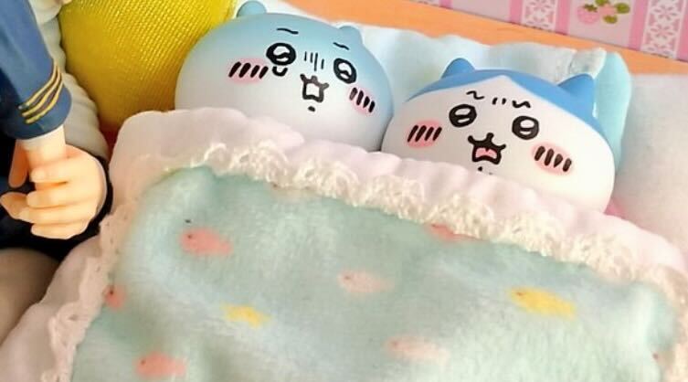 「こ、怖い―！」ちいかわに添い寝してるのは“まさかの人物”……恐怖の正体に「死ぬほど笑った」の声（1/2） | ホビー ねとらぼ