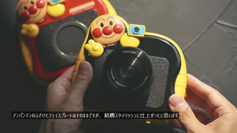 一部を黒く塗装してカメラモジュールとの統一感を出す