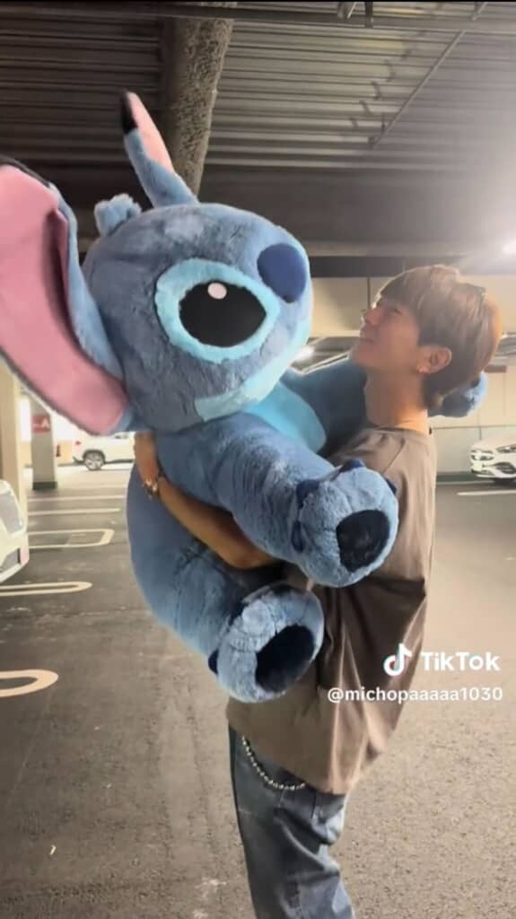巨大スティッチを抱きかかえる大倉士門さん