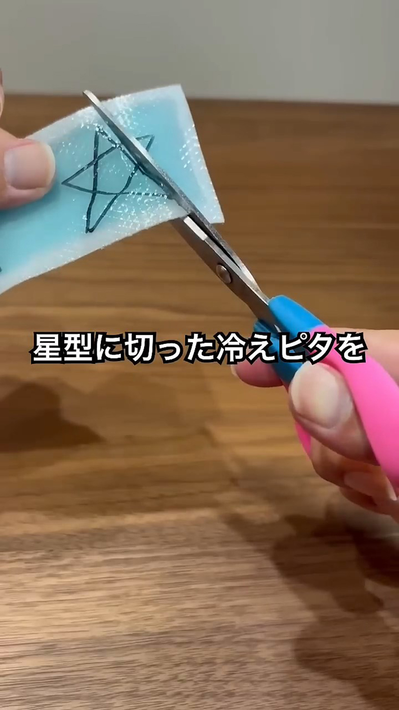 星型に切った冷えピタを水に漬けたら……　思ったのと違う“なにこれな物体”に「最初っから最後まで思い通りにならない満足感」「全部グダグダ」　投稿者に話を聞いた（1/3） | 実験 ねとらぼ