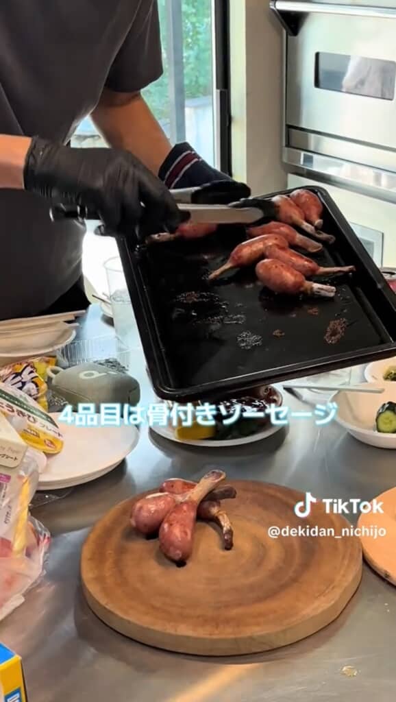 焼き上がった骨付きソーセージを盛り付けます