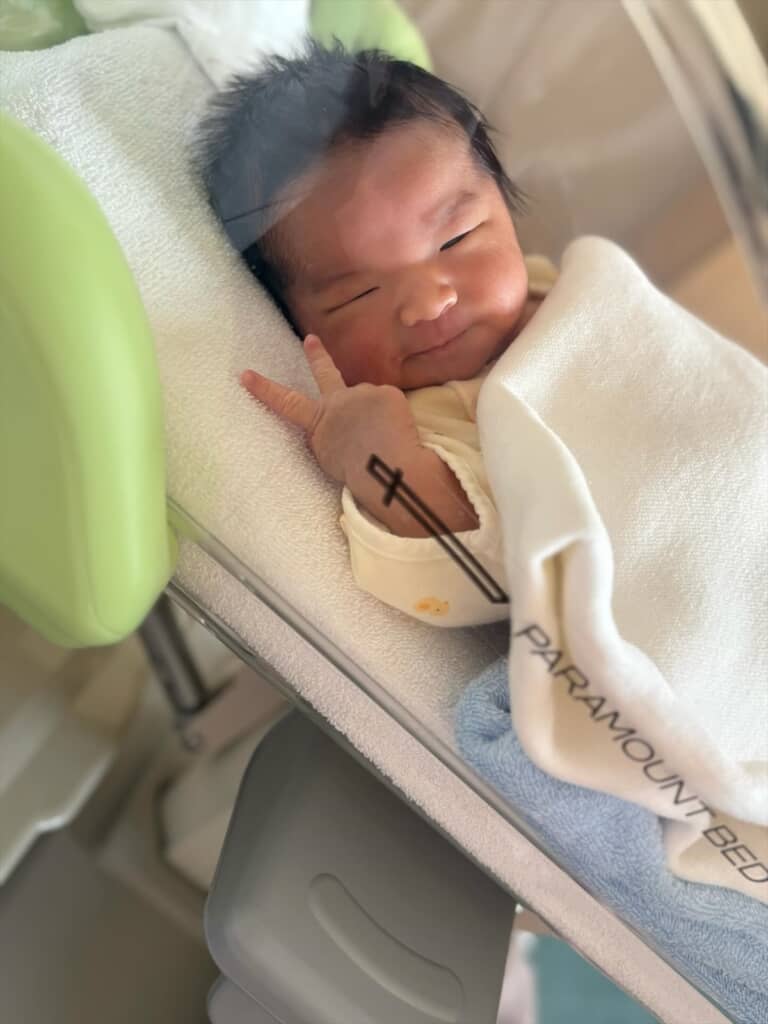 生後4日で裏ピースをした赤ちゃん