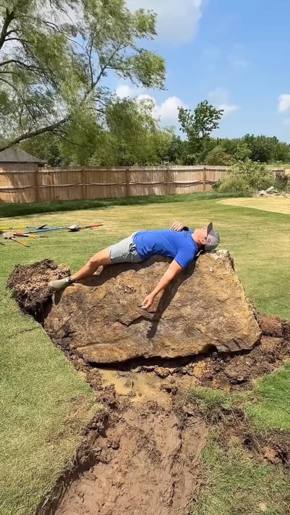 庭の芝生の下に埋まっていたまさかのもの