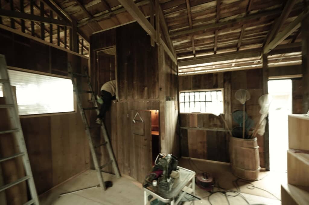 秘密基地に入っていく息子くん