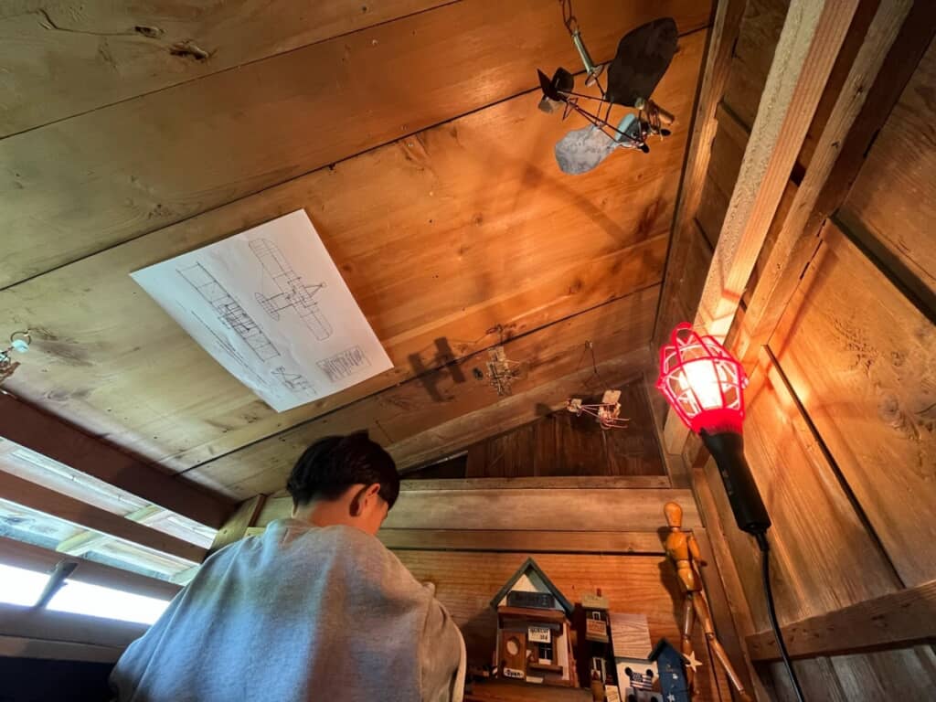 天井には飛行機の図面が