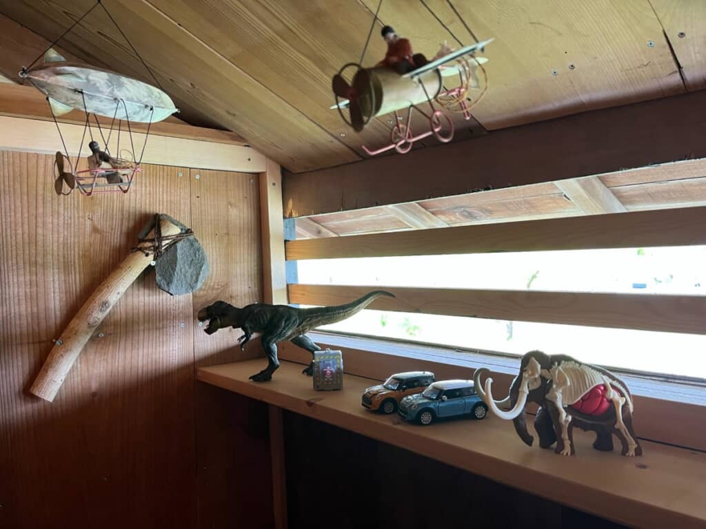 棚には恐竜や車のおもちゃ、壁には石でできた斧も