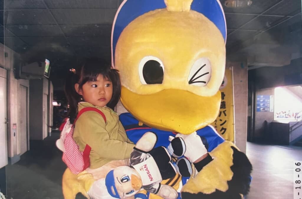 幼少期にマリノス君に抱っこされていたまりじぇんぬさん