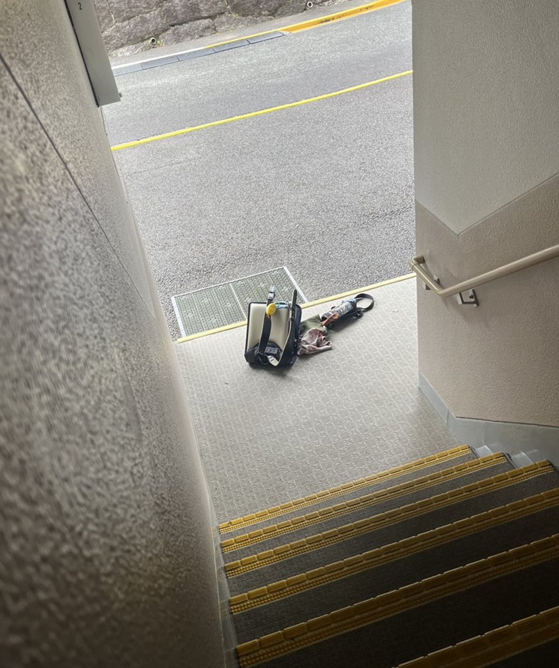 家の前に置いて……？