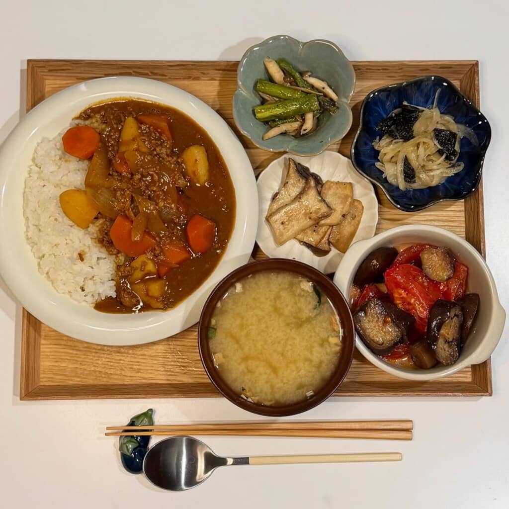 カレーライスの日もおかずがたくさん