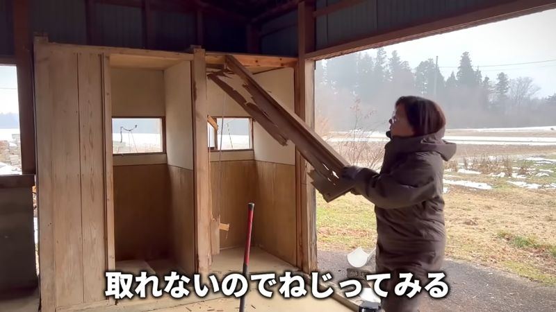 トイレの枠を手でねじってもぎ取る