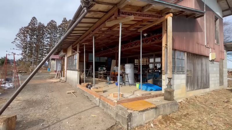 トタンと骨組みを撤去して内部が丸見えになった倉庫の一角