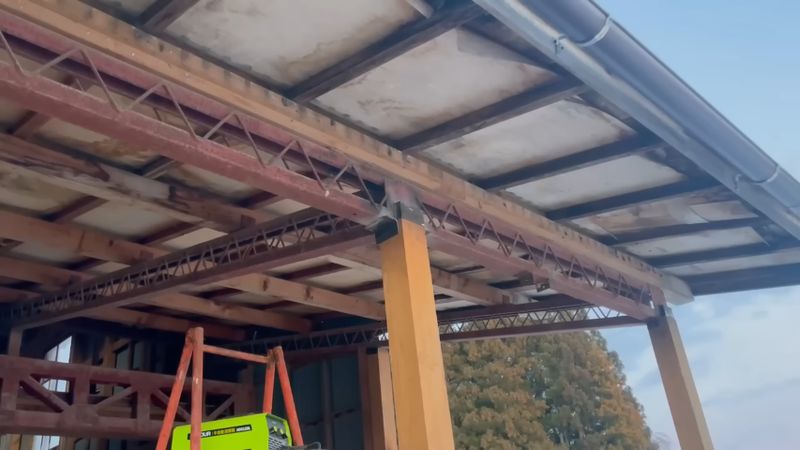 屋根に金具を溶接して固定した柱