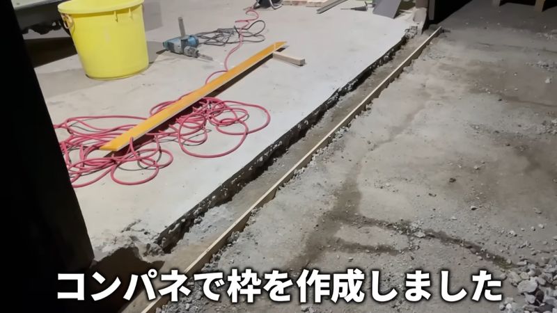 折れ戸用のレールを設ける作業