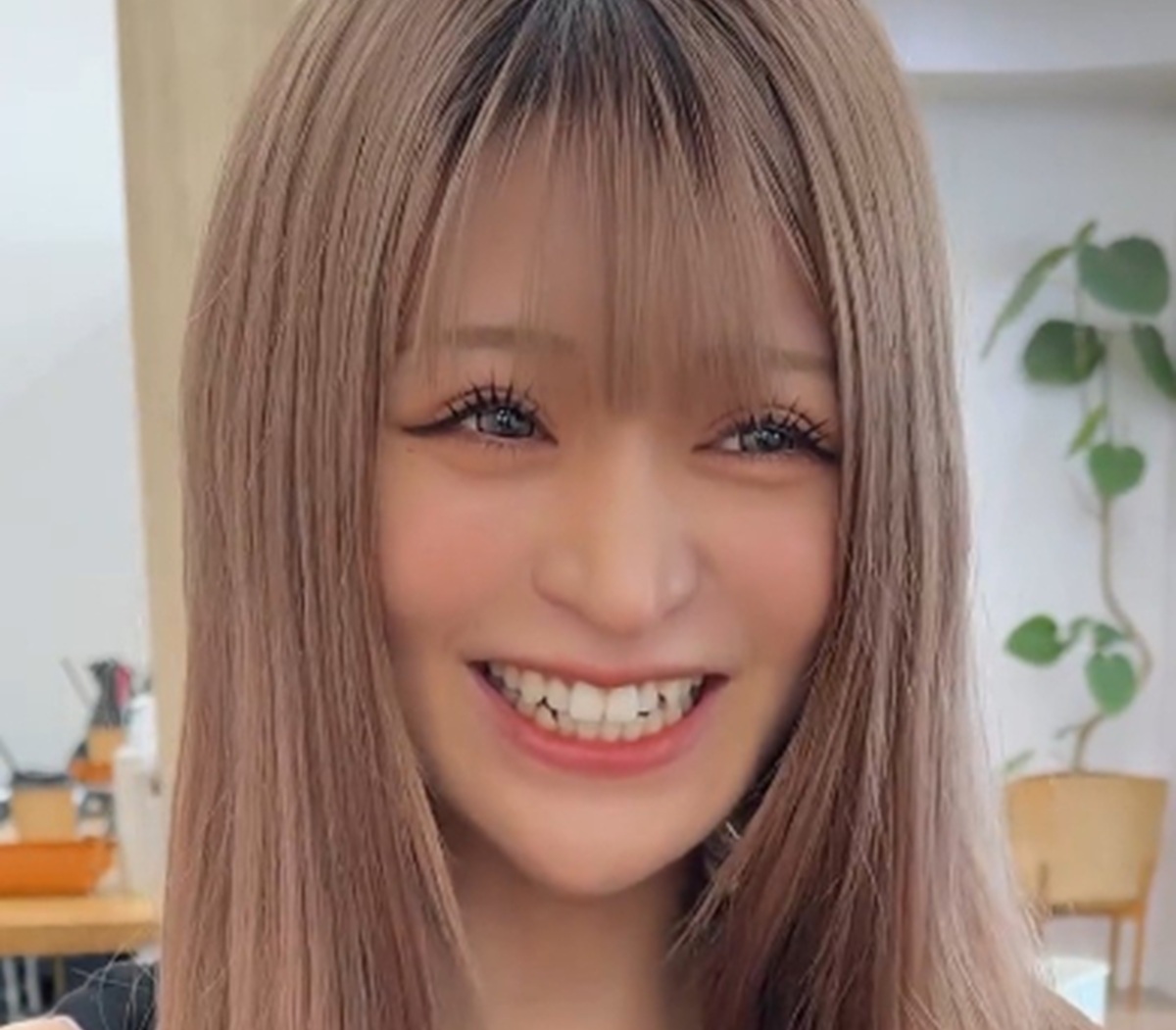 ロングヘア女性“彼氏がボブ好きだから……”サプライズ大胆カットに「誰!?」 「可愛いにも程がある」「こりゃ彼氏も大喜びですね」(1/3) | 美容 ねとらぼ