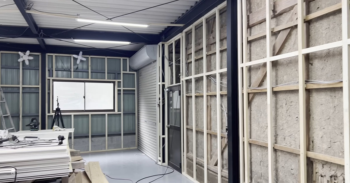 22歳で仕事を辞めて古民家購入→大量のボードを張り続けたら……　雰囲気ガラリで「これはすごい」「尊敬します」（1/2） | リフォーム・リノベーション・DIY ねとらぼ