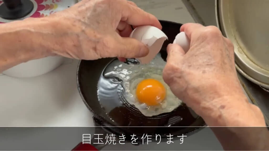 目玉焼きを作る様子