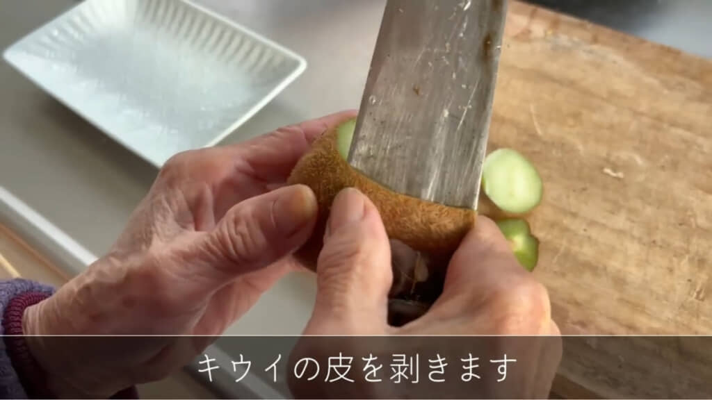 包丁で皮をむくのもお上手です