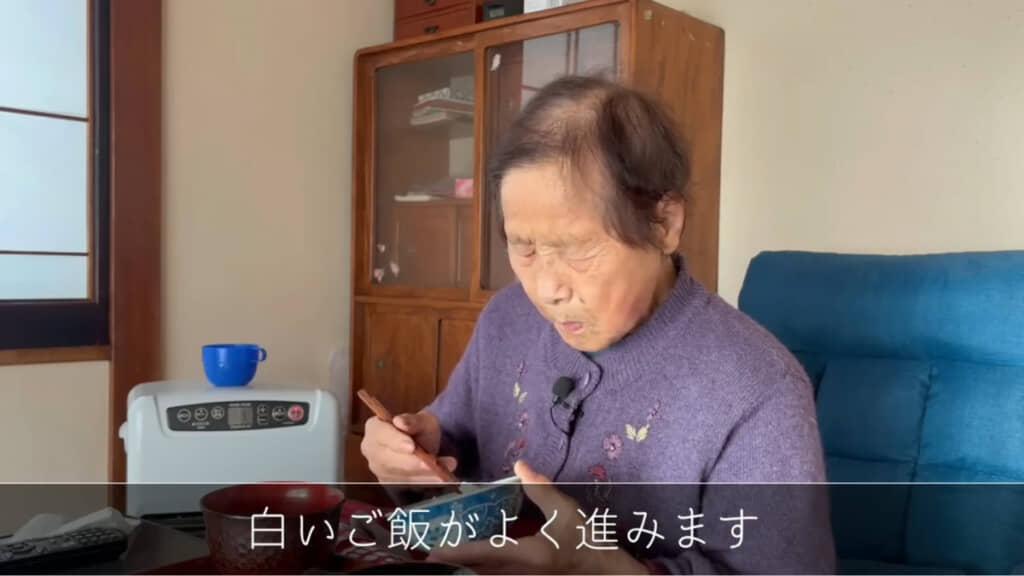 おいしそうに食べるきのえおばあちゃん