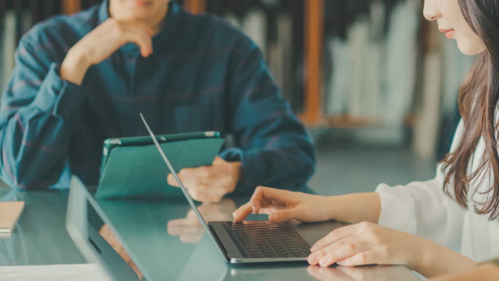 パソコンでレポート執筆中の大学生のイメージ写