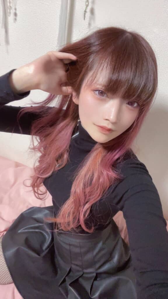 長い髪をかきあげるしおらさん