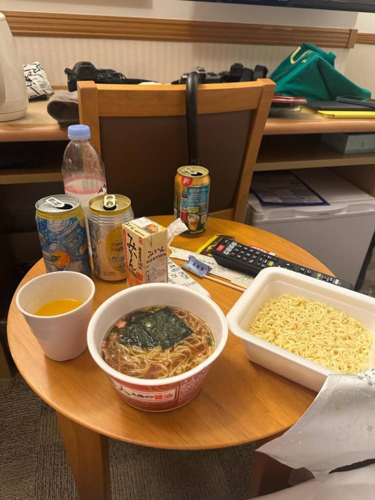カップラーメンと焼きそば！　最高！