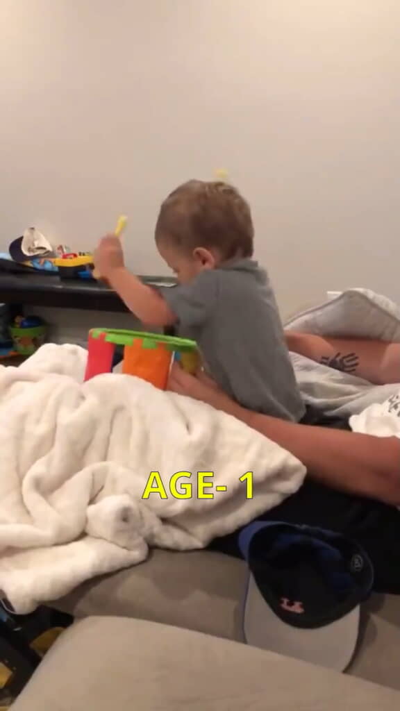 楽しそうにドラムを連打する1歳