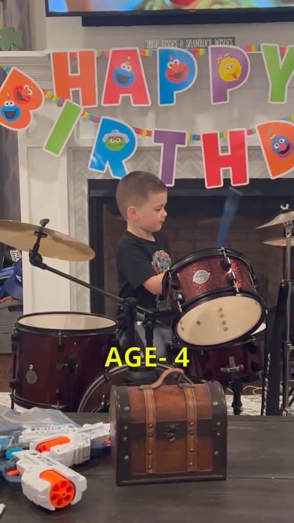 真剣な表情で安定したビートを刻む4歳のBillyくん