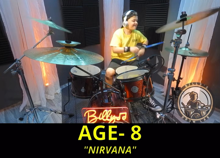 8歳にして迫力のドラムプレイ