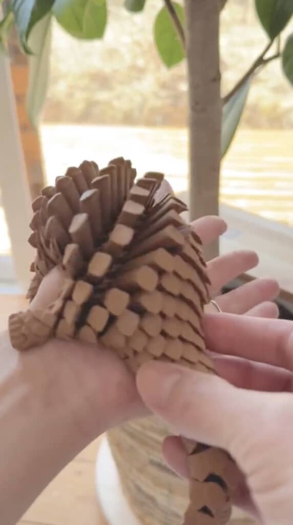 こうすると、まつぼっくりに見えなくもない