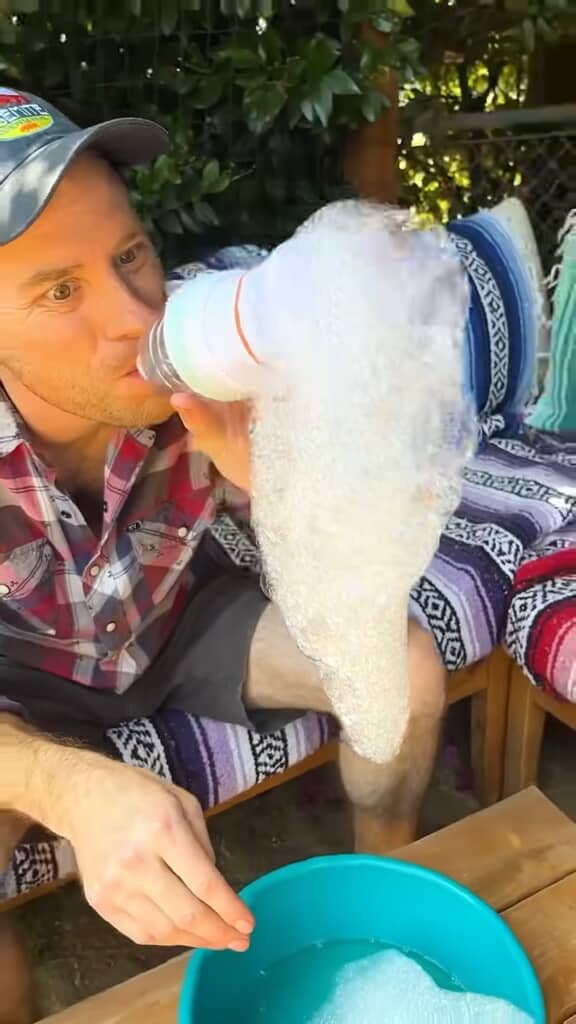 ニョロニョロとヘビのようなシャボン玉が完成